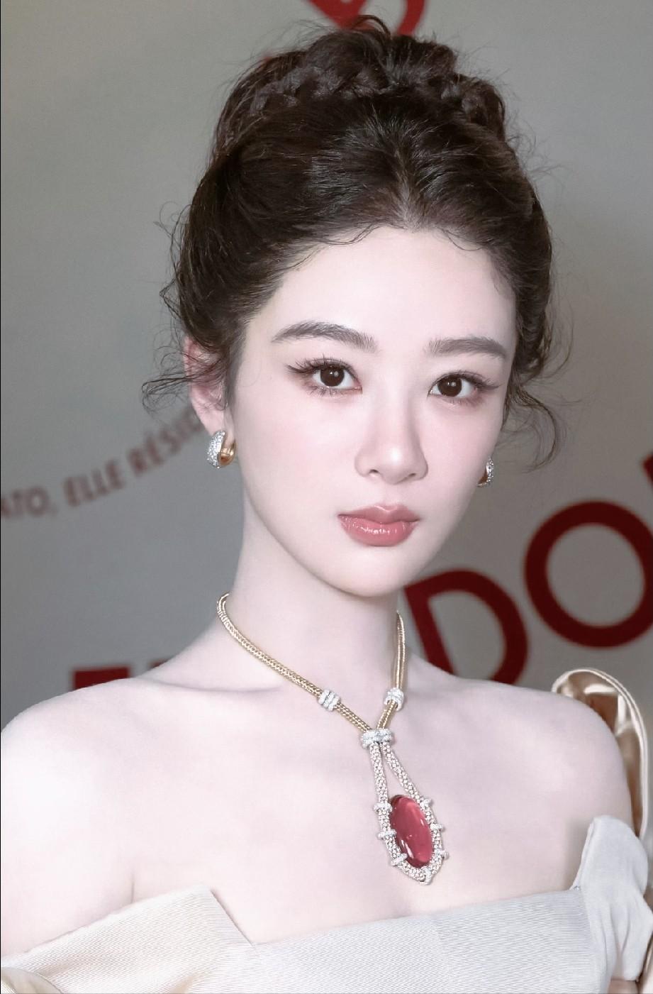 杨紫拿了白玉兰视后，得到了什么？杨紫拿了白玉兰最佳女主角，成了这个奖史上第