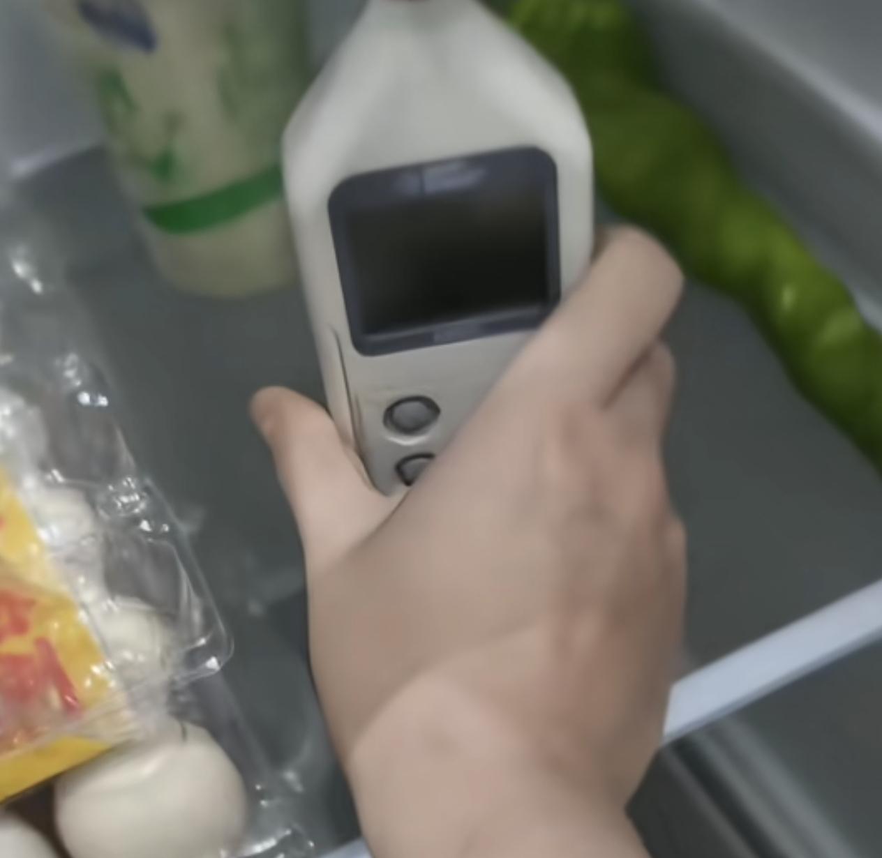 近日，黑龙江哈尔滨。一男子吐槽家里的暖气3月份就不热了，自己测室温十七八度，供热