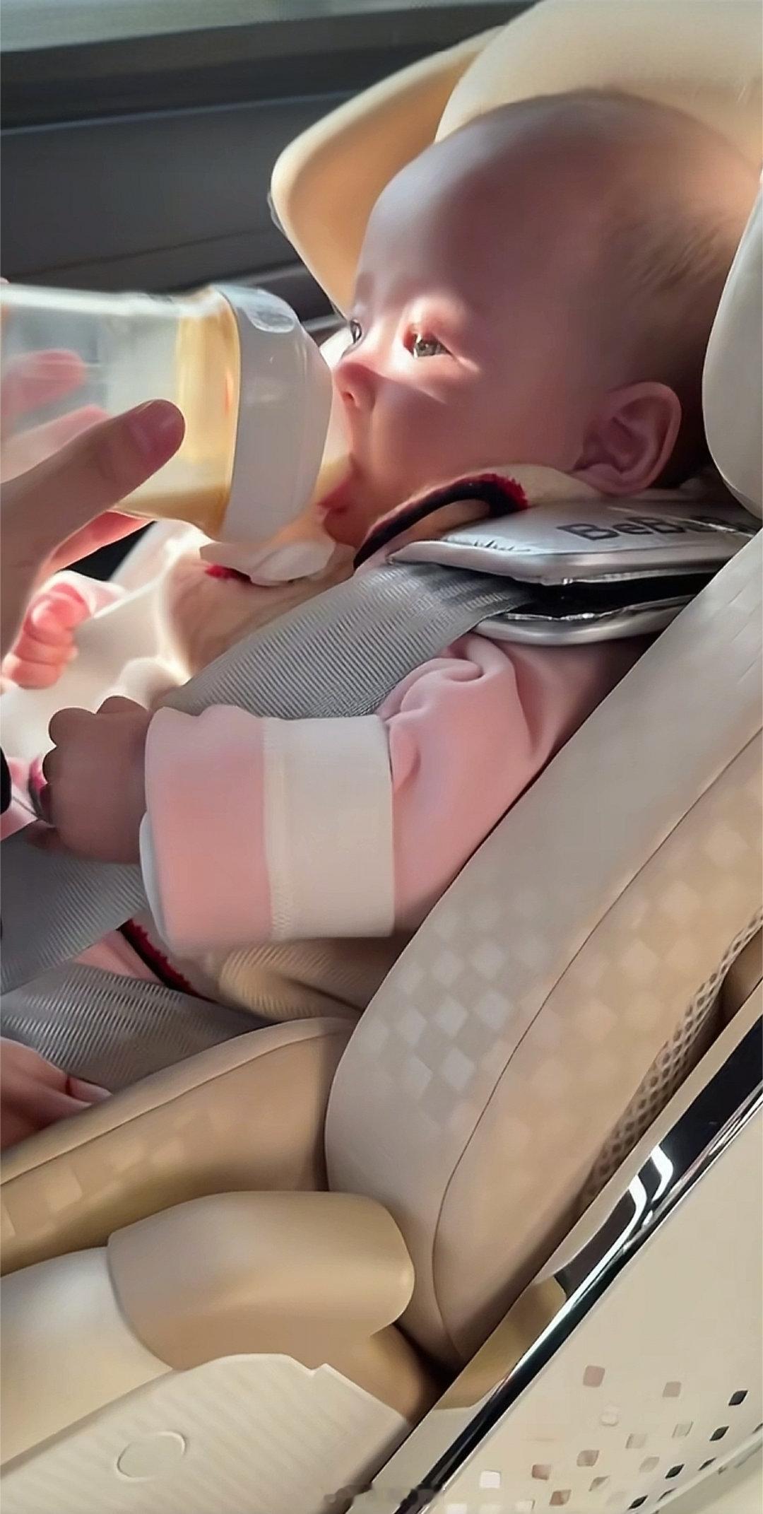 如果时间可以定格就好了。那个时候真的好幸福小洛洛坐在婴儿安全椅上爸爸开着车车