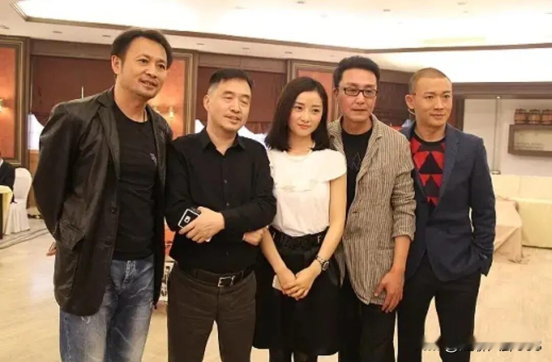 这几位都是老演员了，我看了半天只认出右边的吴刚和聂远，他们是叔圈的顶流...