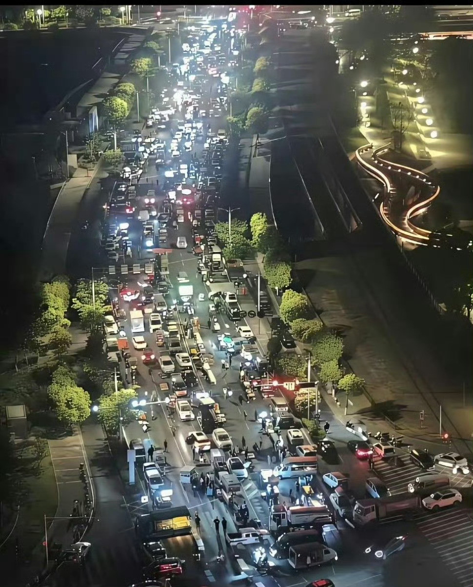 这就是不让随意摆夜市的原因之一​​​