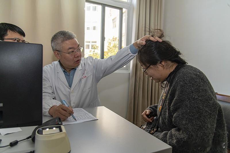 之前陪家里长辈跑了快半年的耳鼻喉科，总算搞懂耳鸣脑鸣为啥这么难搞定。首先是病因