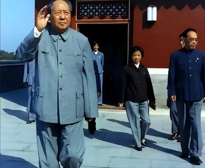 贺晓秋曾两次救下毛主席，建国后其子上北京被毛主席接见，主席说道：我给你两个特权！