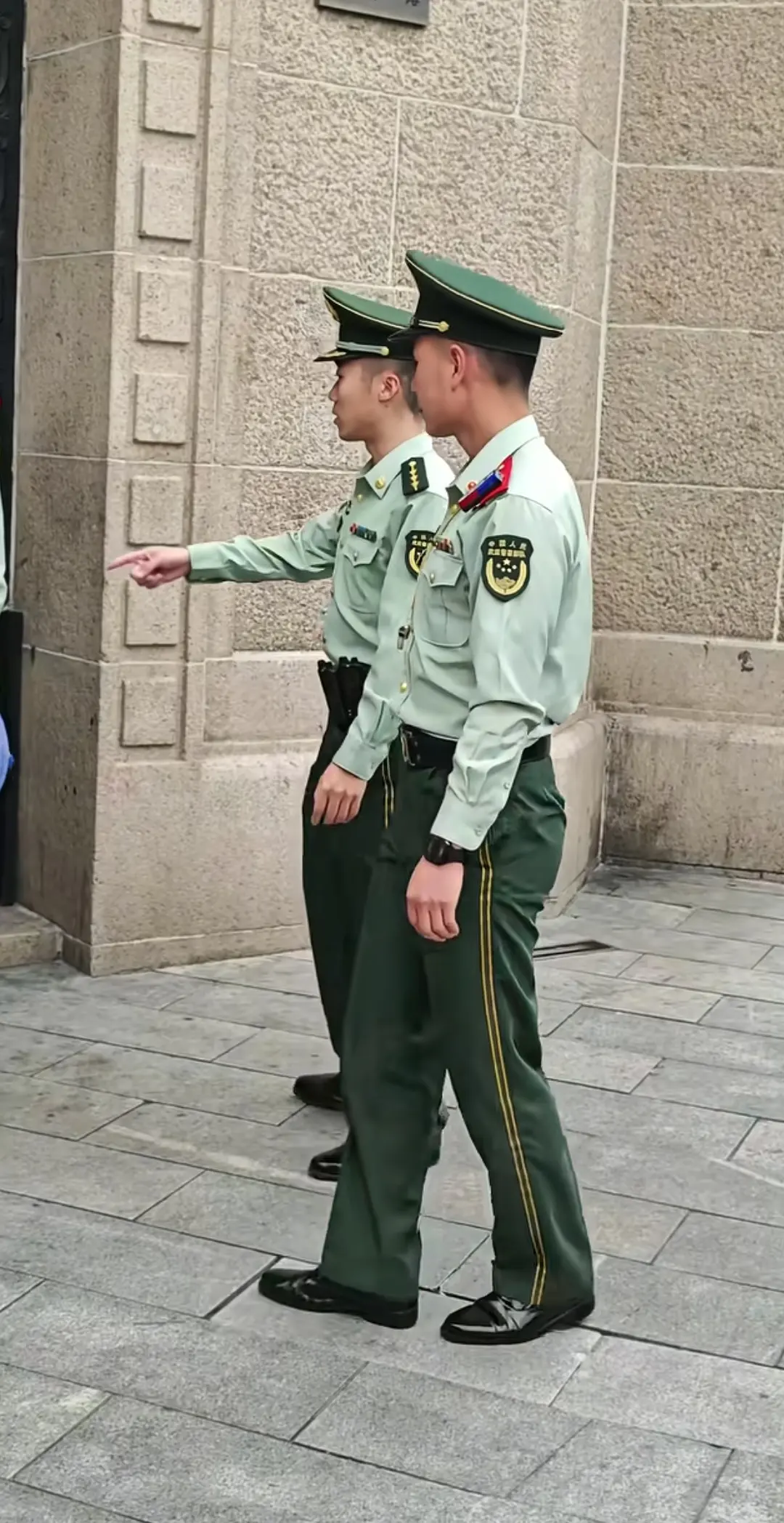 连长突击检查，亲自系扣子