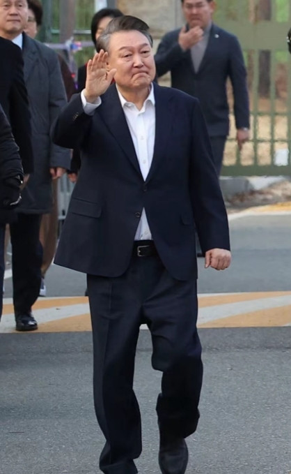 万万没想到啊！尹锡悦即便被逮捕了依然态度强硬。7月15日，多家韩国媒体在报道中披