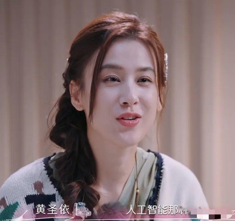 黄圣依妈妈当着女儿的面毫不留情地说："差得太远了"一旁的李嘉格忍不住感慨："她（