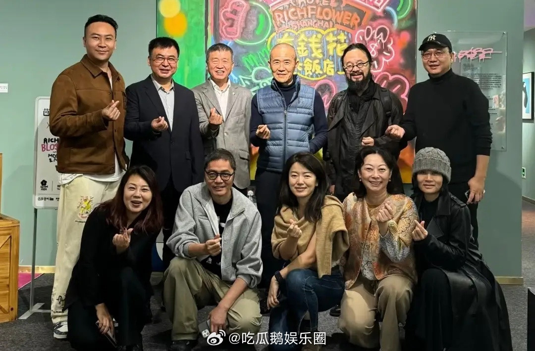 75岁王石香港聚餐，不服老似植发还纹眉皱纹少了为田朴珺改变很多！