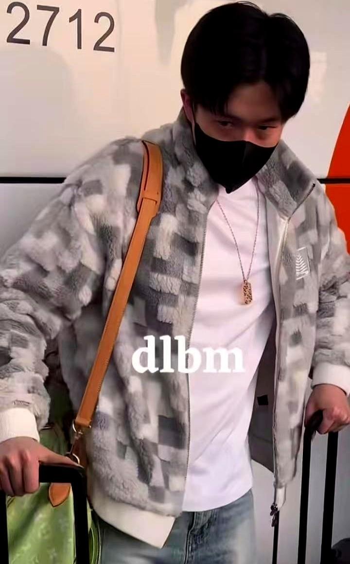 莎莎这身全白造型也太绝了！一亮相混团赛事，全场焦点就没跑了。她穿的这套白色套