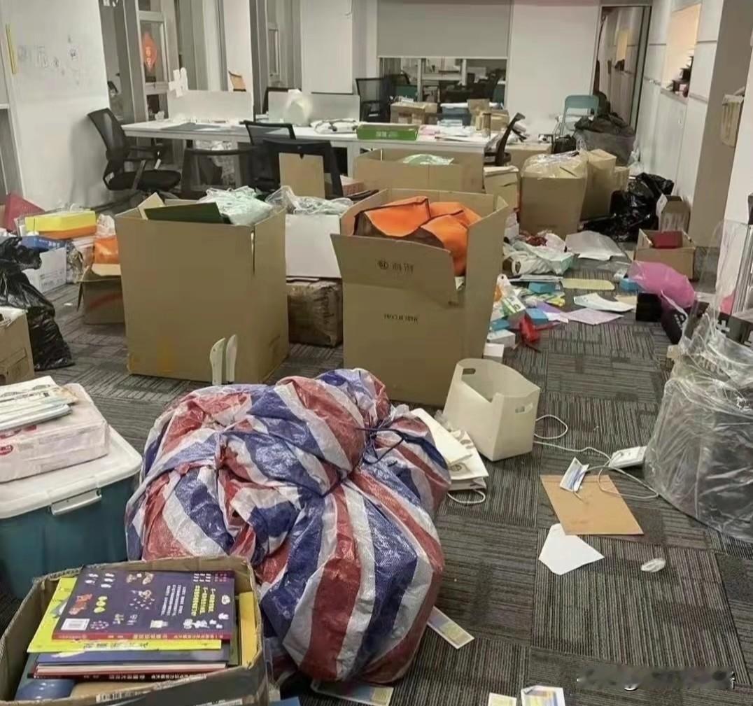 我表哥去年把攒了半辈子的二十万投进去搞餐饮，三个月就听不见响动了。他加盟了个