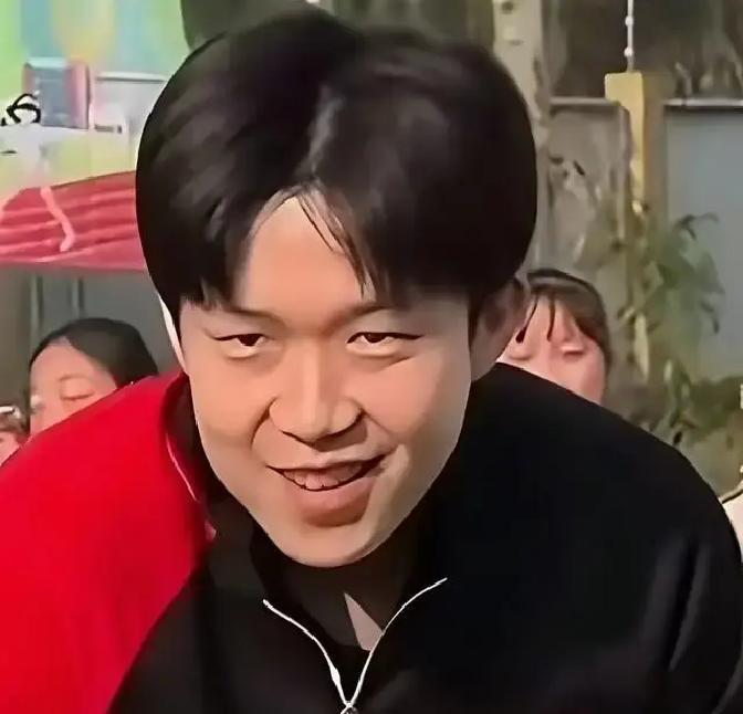 全网都在嘲讽王楚钦的新发型时，他悄悄干成了这件事。你以为他在打理头发，其实