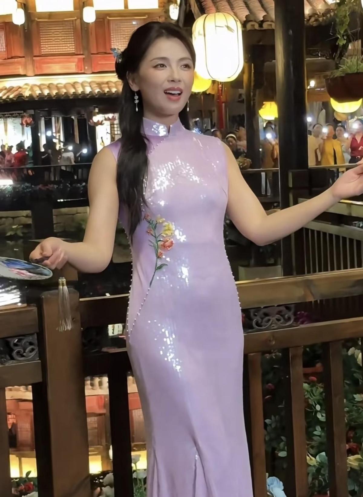 刘涛穿旗袍上街，肉感是底气；陈数穿西装开会，线条是态度。一个像热乎的包子铺，一