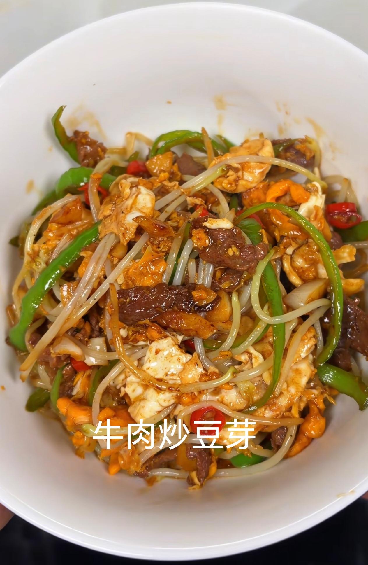 谁能拒绝烟火气满满的家常菜！几道家常小炒新鲜出锅，荤素搭配入味十足，干净又适