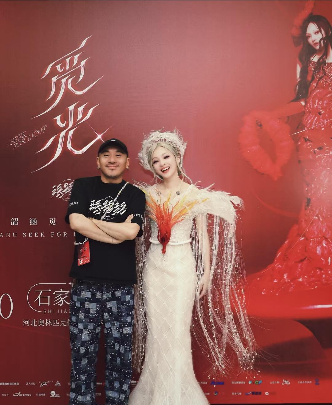 终于见到张韶涵的造型师了，这么普通的大汉，竟然有这样别出心裁的想象力...