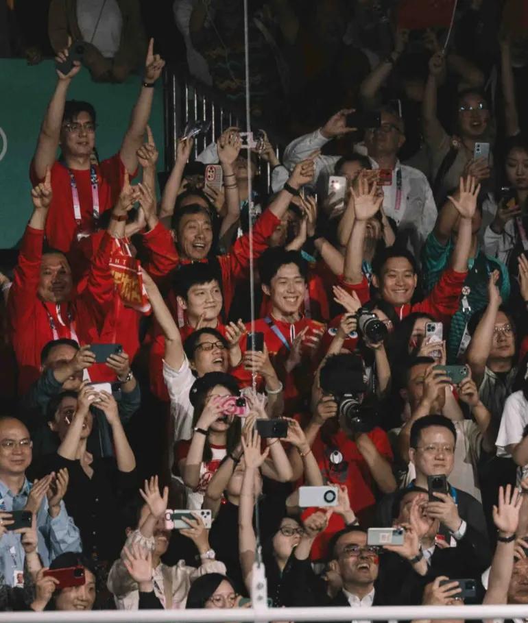 去年巴黎的神图，隔着万千人群和喧嚣的声浪，大头笑得像一朵花儿。周围喧嚣热闹，可