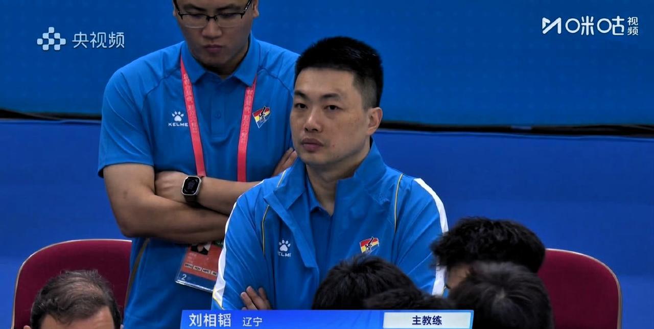 辽宁U22男篮这一战打的太惨烈，外教洛佩斯的排兵布阵，竟让辽宁主帅刘湘涛和福建主