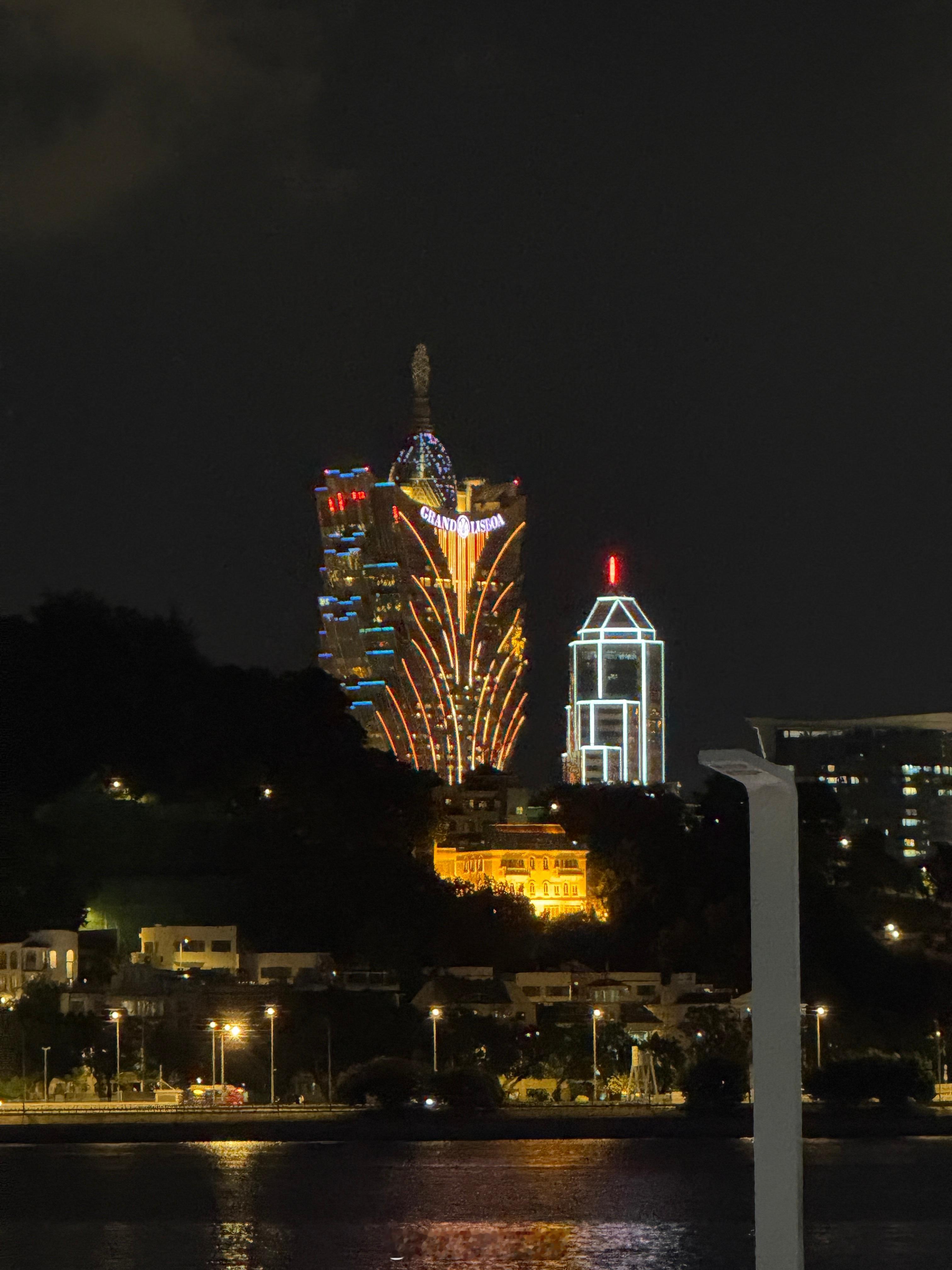 这次来珠海参加活动，距离澳门最近的一次，酒店对面就是珠海[doge]，可惜不能直接过
