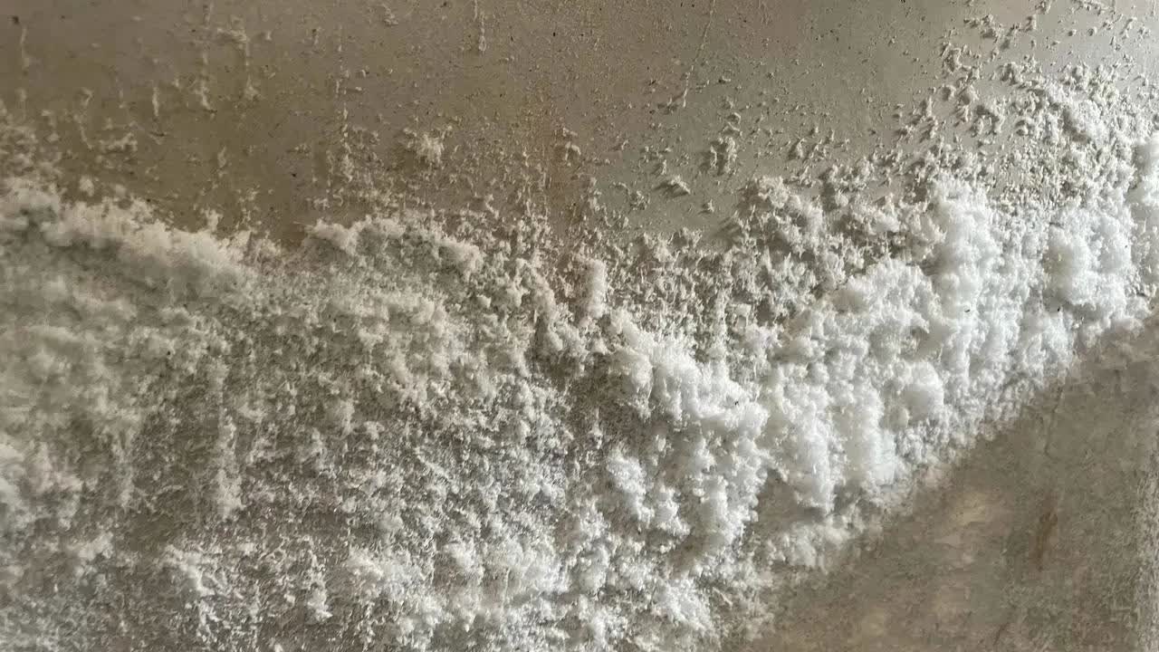 河北，一名男子时隔多年回到了老家，打算看一看，可是，当他进屋后，却发现屋子的墙壁