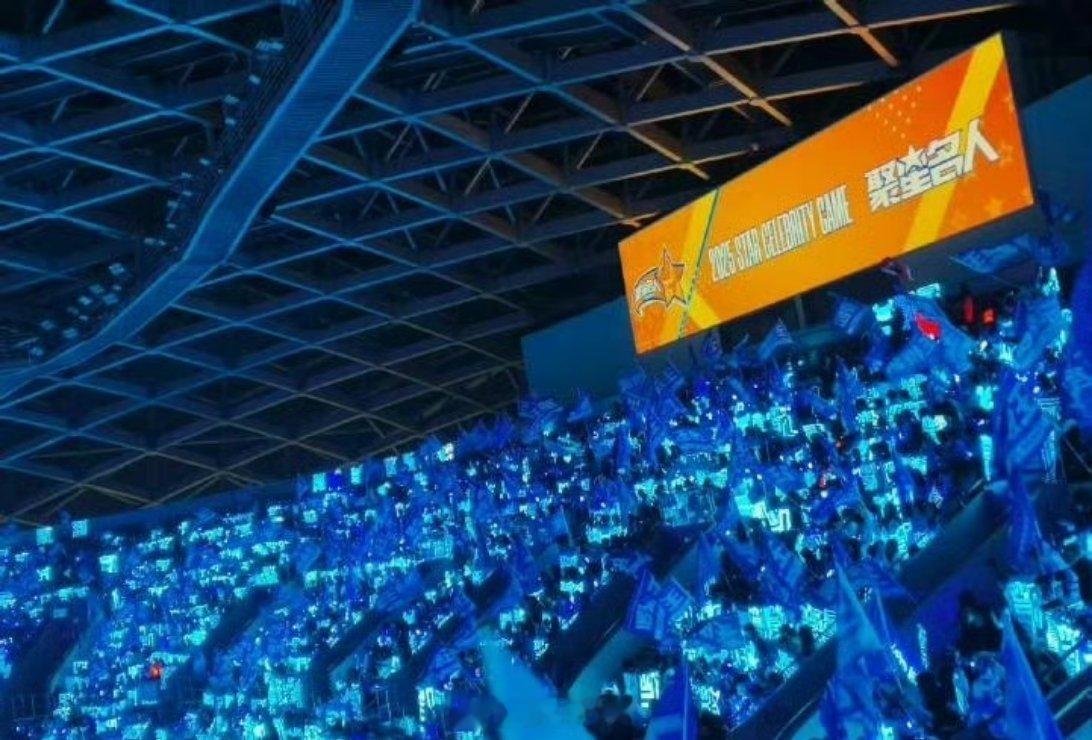 王俊凯的蓝海应援图VS任嘉伦的红海应援图，这谁多谁少显而易见吧，瘦死的骆驼还比马