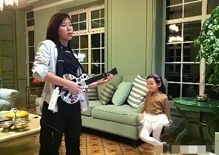 窦靖童与李嫣的温馨画面曝光，那么爱妹妹，李亚鹏真没白疼她。窦靖童弹吉他，李嫣