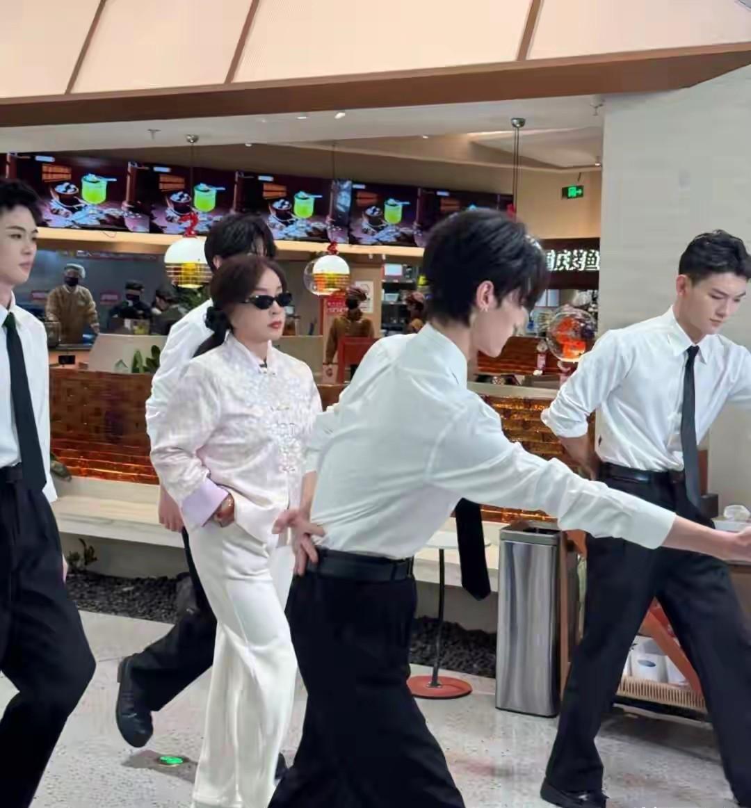 看看，刘晓庆还是大姐大。刘晓庆