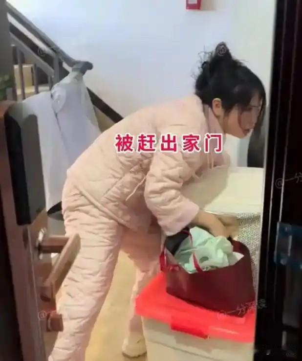 女子结婚五年不上班，以为老公不敢离婚，办完手续被赶出门，当场崩溃大哭一女子结