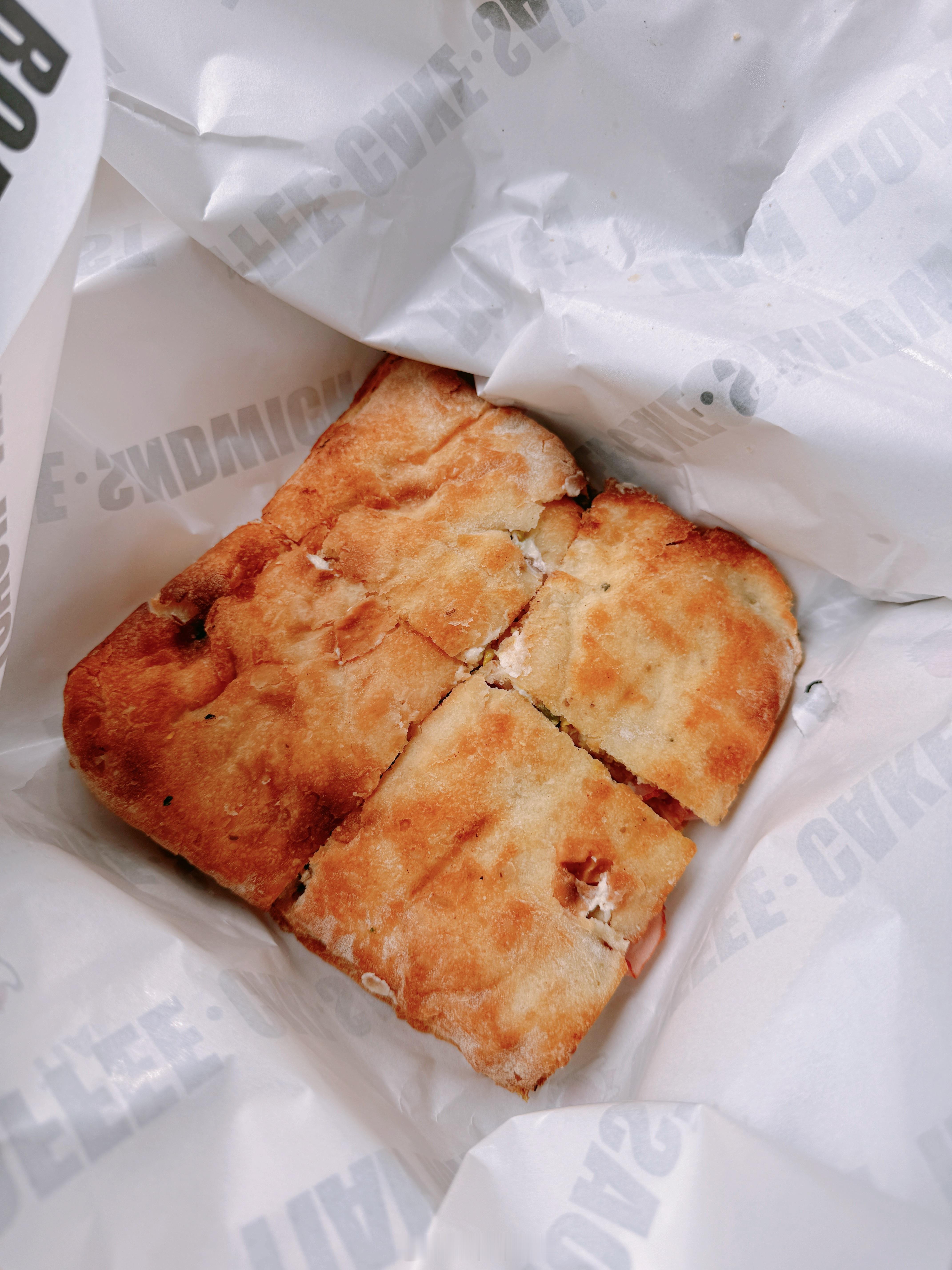 今天姐妹带来的三明治🥪食材优质味道超赞一荤一素俩三明治卖160…..[苦涩