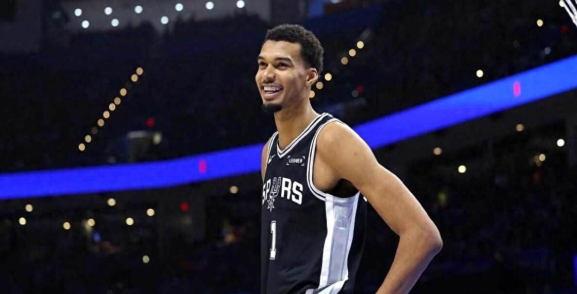 记者问谁是下一代联盟门面，爱德华兹直接指了指文班亚马。他说：“联盟有文班亚马