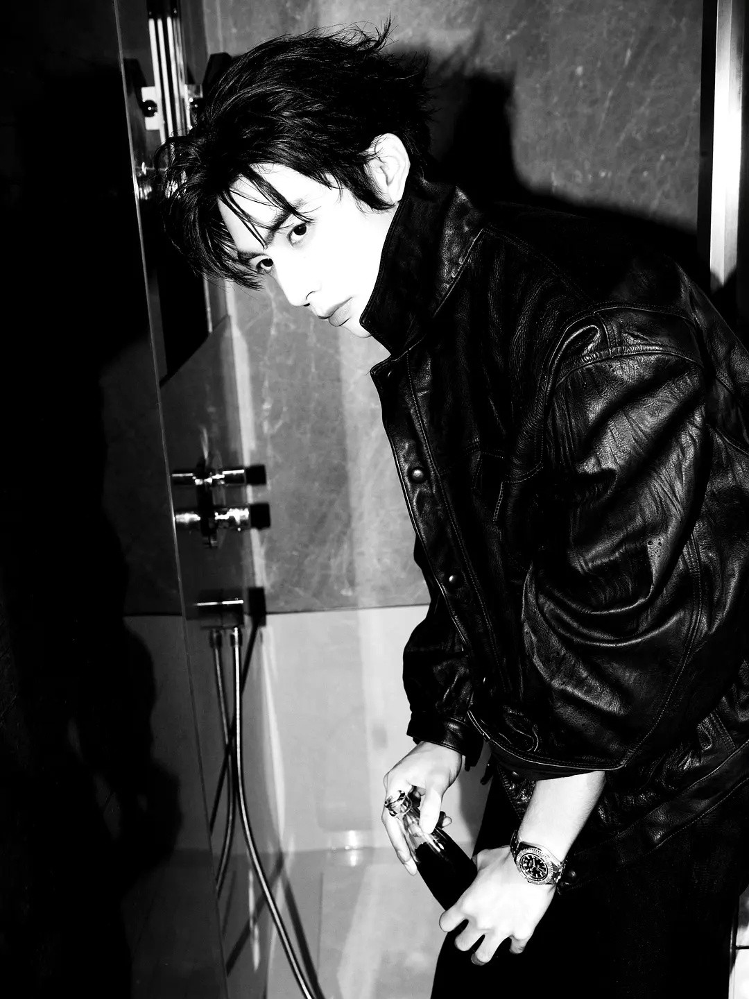 宋威龙真的随便拍就能出片，而且很贵气，就这么硬帅