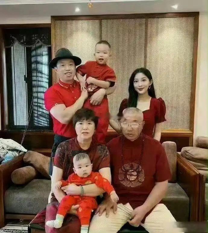 不得不承认基因的强大，烧饼这么漂亮的媳妇儿都无法撼动