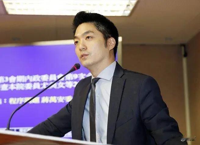 他只是个姓“蒋”的政客，莫对蒋万安抱有幻想。因为蒋介石的民族主义立场，大陆友友