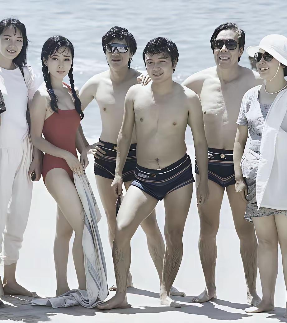 都说陈晓旭不够漂亮，我看说这些的人也是在造谣。看看陈晓旭和一众演员们在海边的泳装
