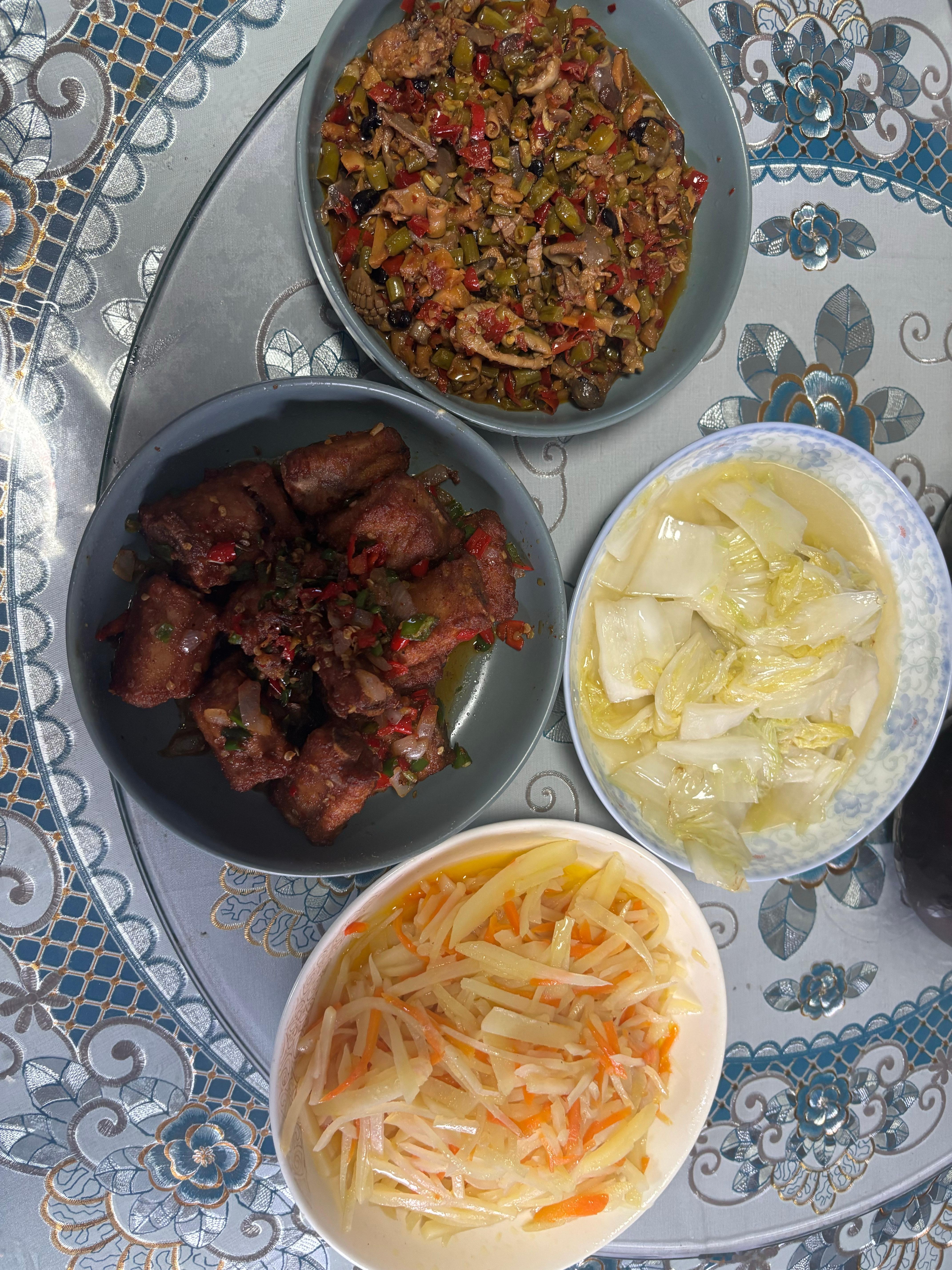 吃饭，吃饭。酸辣鸡杂，椒盐排骨。大白菜，土豆胡萝卜。无滤镜，苹果原相机直拍。