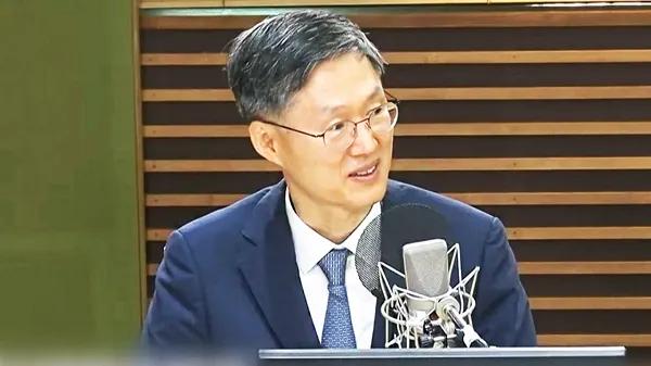 文炯培否认尹锡悦弹劾案八名宪院法官曾出现5:3的阵营分歧。判决书最先达成全员