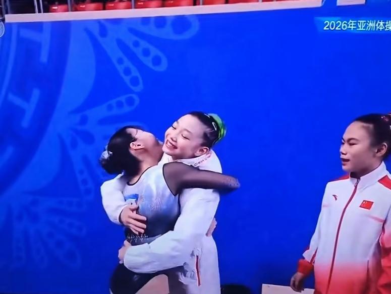在刚刚结束的亚锦赛女子平衡木决赛中，日本选手杉原爱子遭遇尴尬一幕！当她结束自
