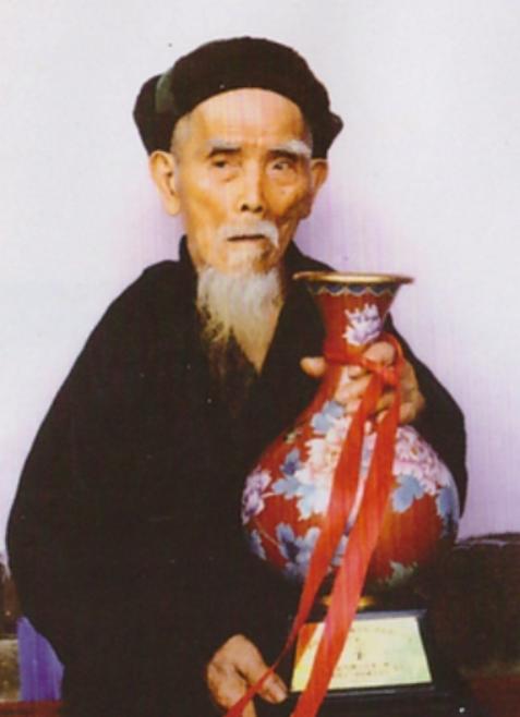 中国长寿之王龚来发，终身未娶活到了133岁，可令人惊讶的是，他却有一个公认的“坏