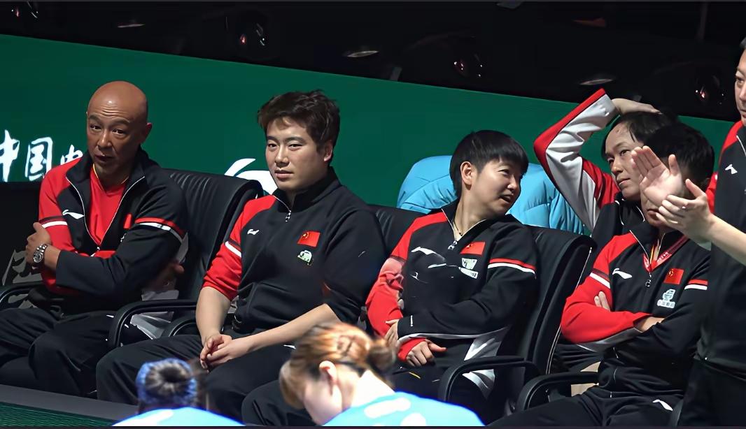 莎莎就是操心的命！头哥输了男双很不开心，莎莎转过头安慰他，不是你和小石头打不过