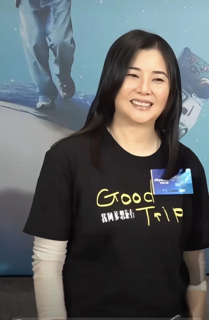 怪不得蒙嘉慧愿意跟郑伊健做丁克夫妻，她每天过到轻松自在不用为孩子的事情操心，没有