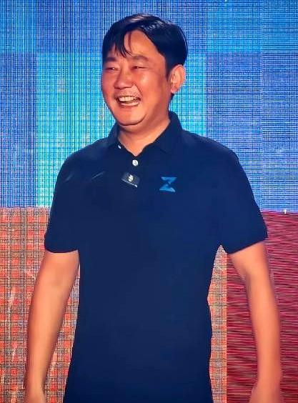 创业者张雪受邀前往阿里北京总部洽谈业务。阿里那帮985、211的高材生们都放下