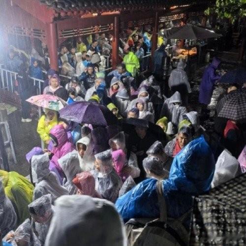 华山索道排到午夜！游客站5小时腿肿，景区：建议人多别来国庆爬华山的游客，怕