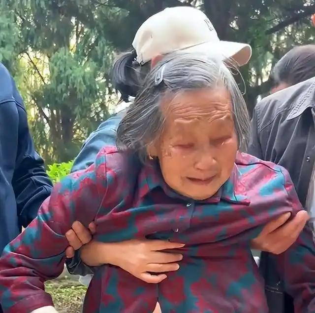 一位93岁的老母亲，熬过11小时车程，跨越千里奔赴广西，只为和牺牲46年的儿子，