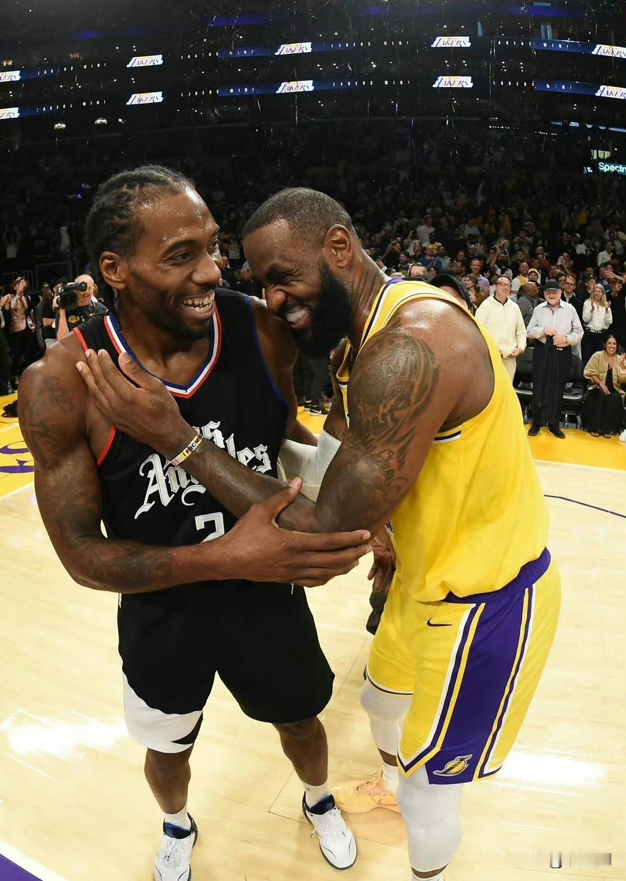 詹姆斯赛后对伦纳德一阵猛夸：“伦纳德是史上最佳球员之一，我根本不在乎他的伤病