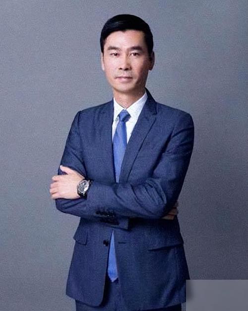 顺德富二代不躺平，32年打造500亿盈峰帝国广东顺德北滘人何剑锋，身上最容易被