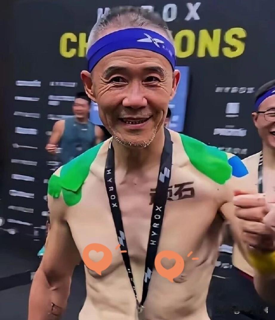 王石练错了吗？75岁王石最近一组赛后照片，在网上炸锅了。8月中旬深圳HYR
