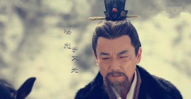 曹操在杀了杨修后，一日遇到杨修的父亲杨彪，然后没心没肺地问道：“多日不见，杨公怎