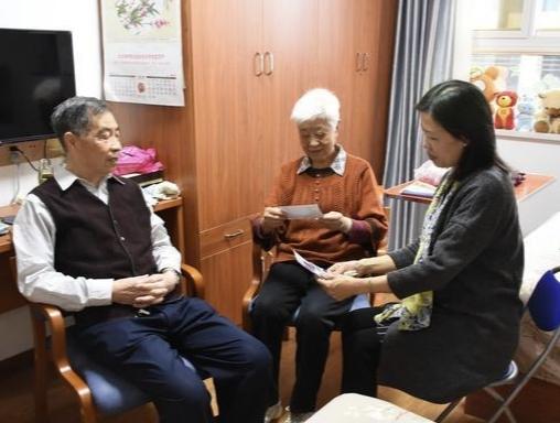 人老了才发现，想要跟子女关系融洽，聪明的老人都会这样做！小区里的张阿姨今年