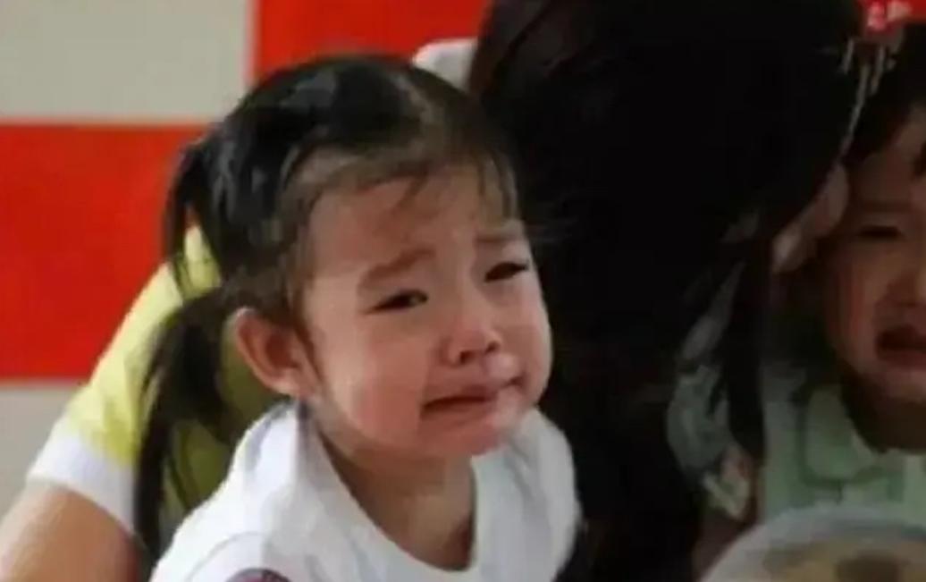 3岁女儿放学回家，紧扯裤子说“不能尿尿”，宝妈脱下裤子后气哭。接孩子的时