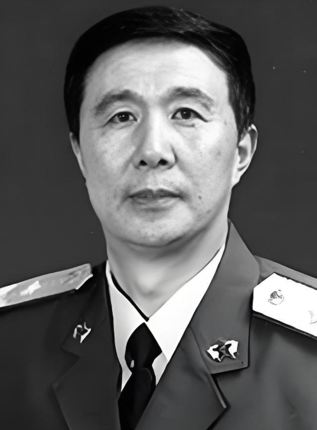 他是潜藏在军队里的大害虫，一家人叛变出卖国家情报，给国家造成永久损失，最后结局如