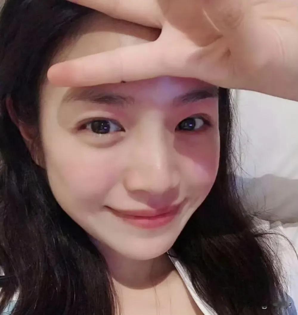 当年看那些年的时候真的太喜欢陈妍希了，所以她不仅仅是男生的初恋女孩，可能也是好多