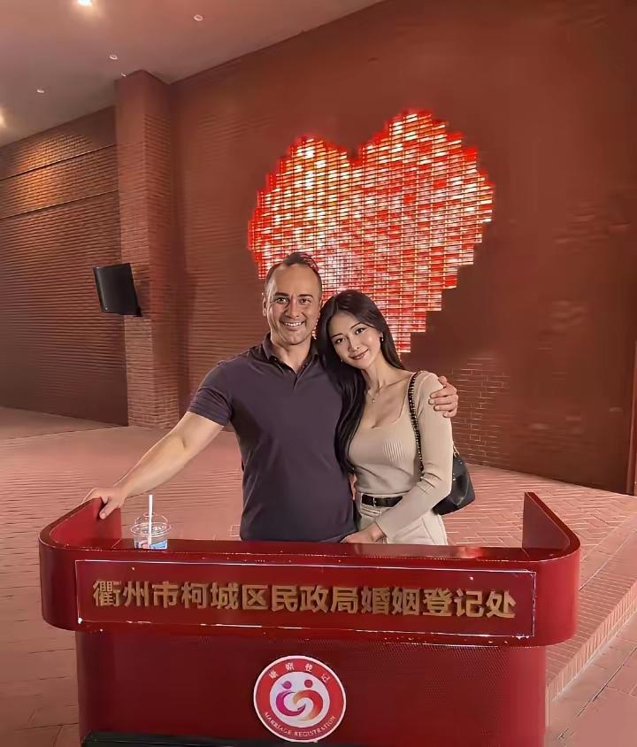 衢州民政局，一张领证合照。把评论区炸开了。新郎中国人。新娘，外籍。