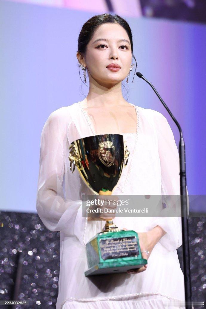 编剧看了《花少》里辛芷蕾的表现，推荐她出演《日掛中天》，正是这份节目中的呈现，让